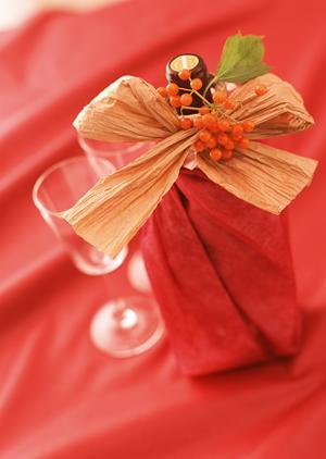 料理に花を添える美しい金色の姿